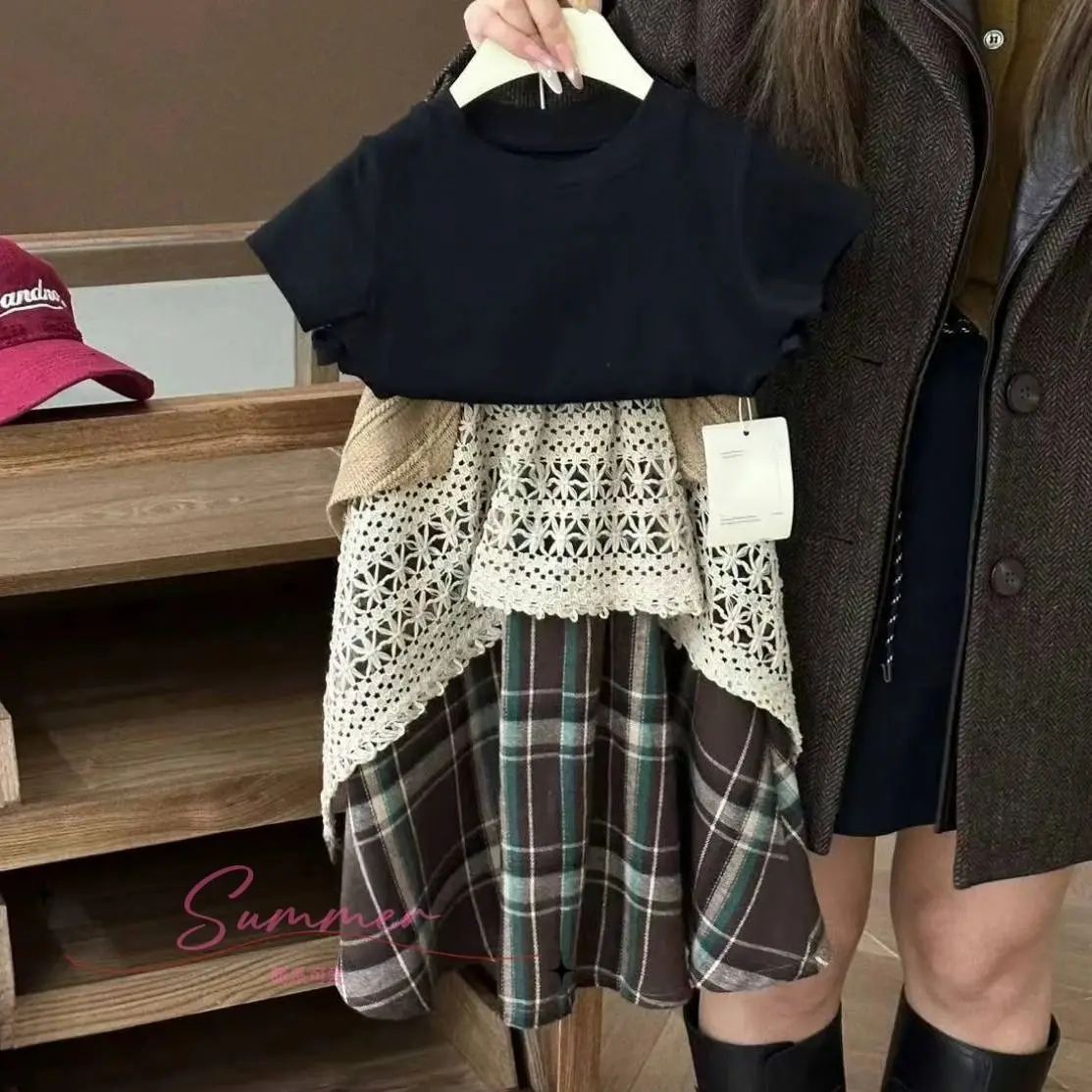 

Модный летний комплект для девочек: новая детская футболка с коротким рукавом и ажурным узором + юбка в клетку с асимметричным подолом, 2 предмета в наборе