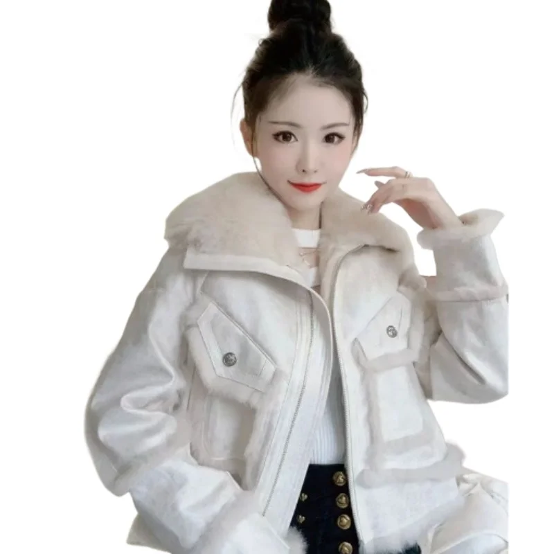 

Новое зимнее женское пальто с кукольным воротником и меховым воротником - это модное и элегантное повседневное и универсальное модное короткое пальто.