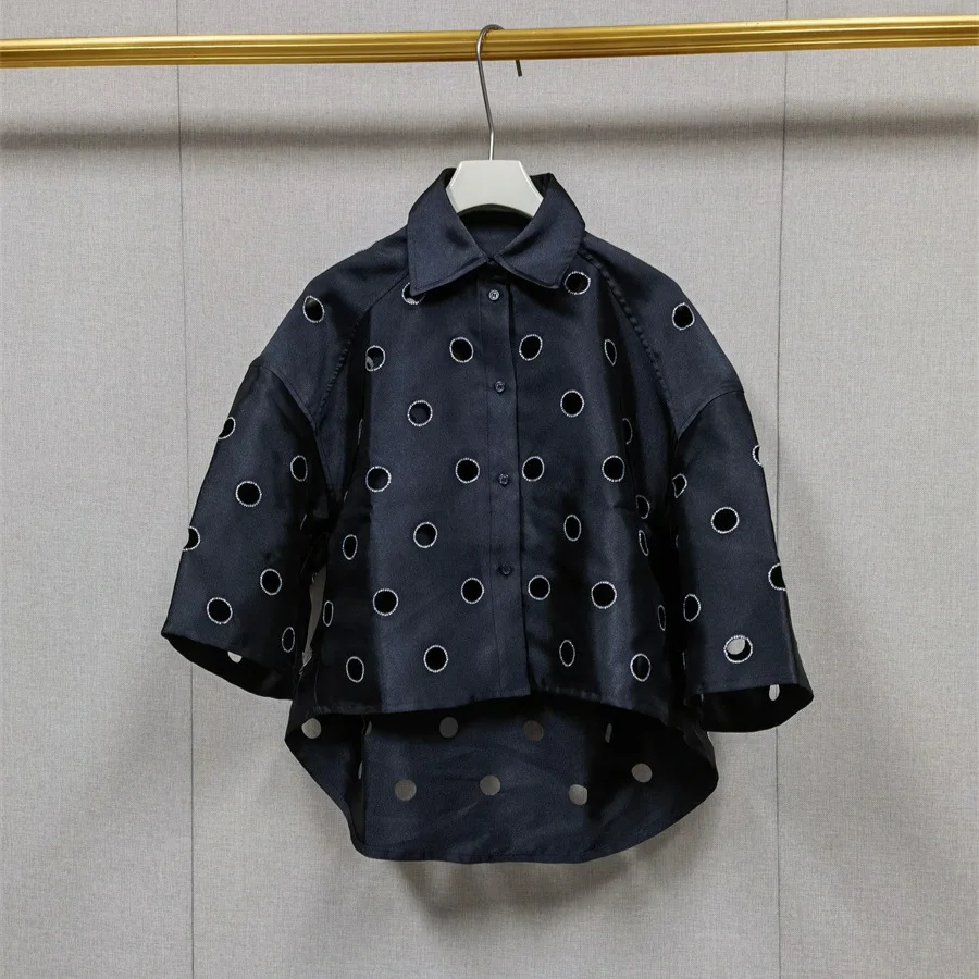 【Darmowy Prezent】Zestaw damski na wczesną jesień 2025: koszula z dekoltem w kształcie serca, z odkrytymi ramionami i szorty, zdobiony dżetami.