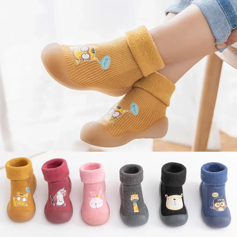 Chaussures et chaussettes pour tout-petits, chaussures d'intérieur épaisses et chaudes en velours pour bébés, chaussures montantes pour garçons et filles, l'offre elles souples