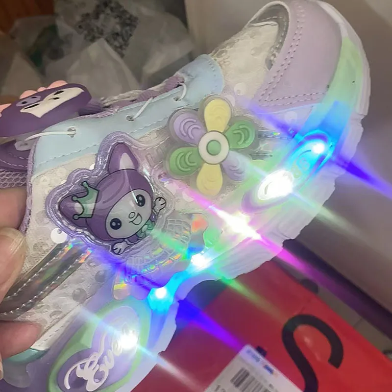 

Sanrio Kawaii Kuromi Mymelody светодиодные повседневные кроссовки для девочек с мультяшной вращающейся пряжкой, светящаяся спортивная обувь, детская уличная обувь