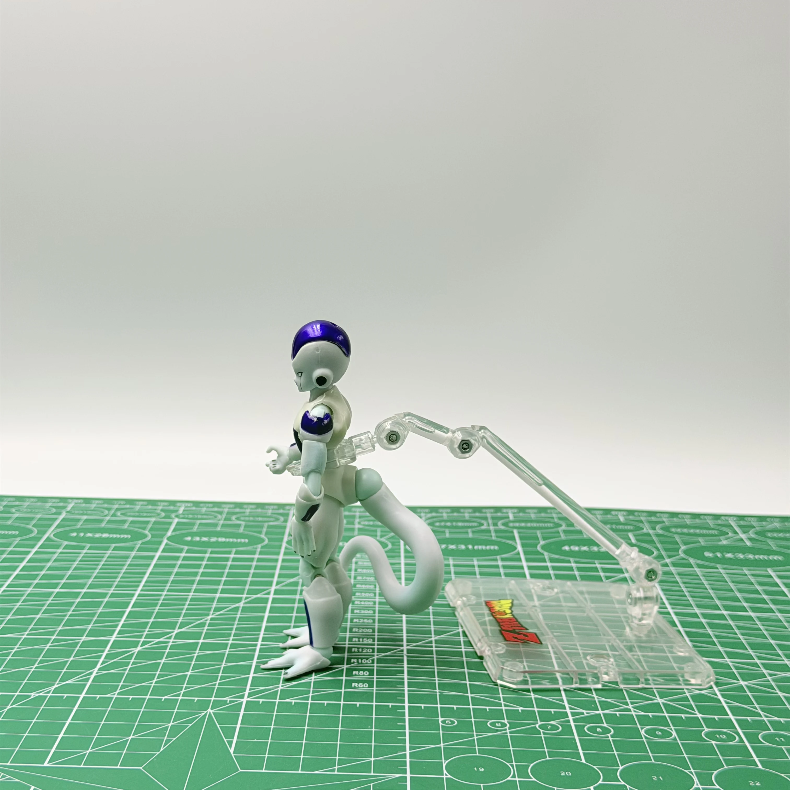 ฟิกเกอร์แบนได S.H.Figuarts ดรา - Model Kit Frieza บทวิจารณ์และราคา
