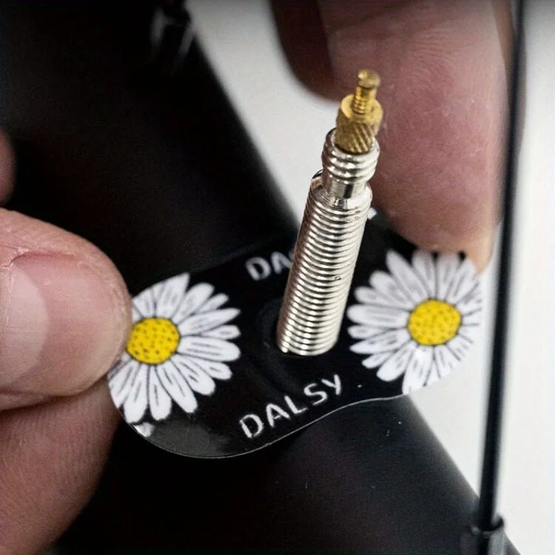 قطعتان من ملصق تزيين فم عجلة الدراجة PET، ملصق صمام هواء مقاوم للماء، مناسب للدراجات الجبلية والطرق السريعة