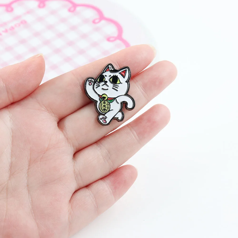 Turbo Granny Cat Running Lapel Pin Cute Cartoon Dandadan Lucky Cat Badge Funny Jewelry Decoration