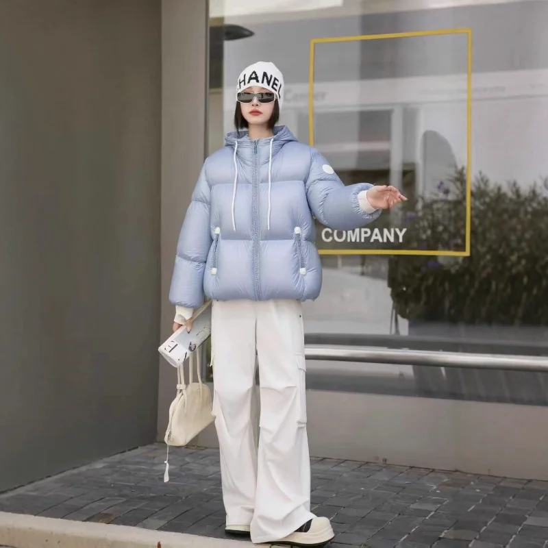 سترة نسائية شتوية 2025 منتفخة قصيرة بغطاء للرأس على طراز ركاب معطف سميك أنيق