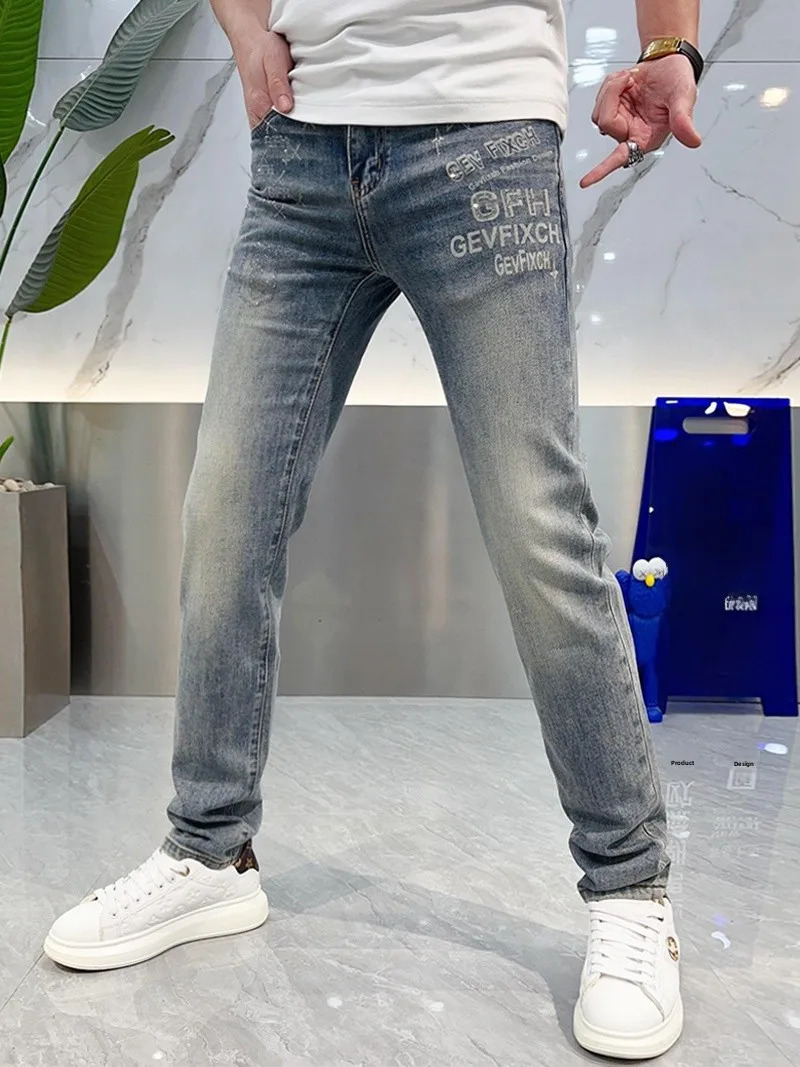 

Модные мужские джинсы Slim Fit, лето 2025, с эффектом потертости, с буквенным принтом, украшенные стразами, повседневные, дышащие, молодежные
