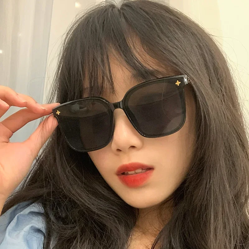 بث مباشر جديد لمشاهير الإنترنت بنفس النظارات الشمسية، وسلسلة معدنية، والنظارات الشمسية ذات النسخة الكورية الراقية، وكبيرة