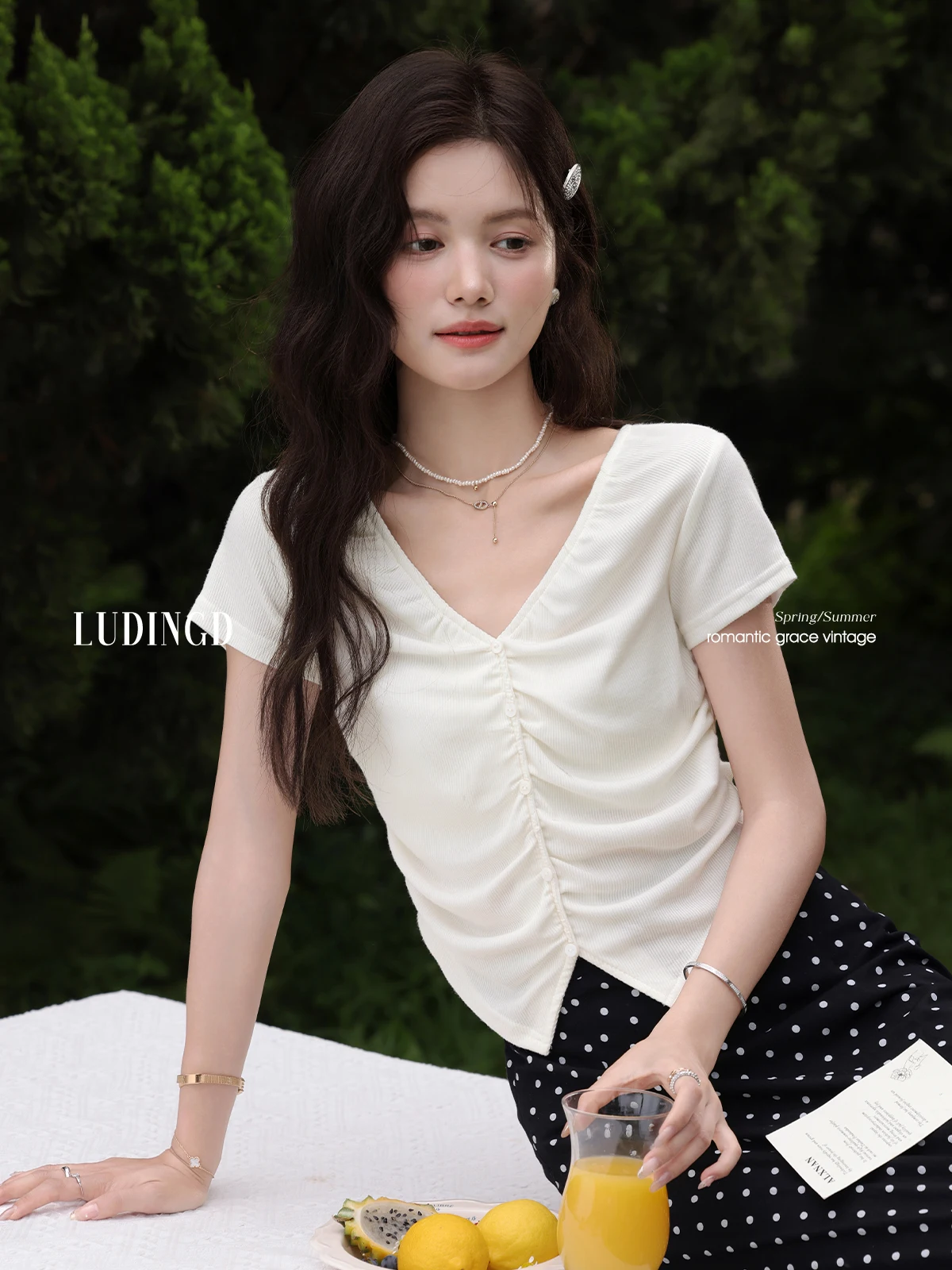 ALXNAN Plus Size Wit T-shirt met V-hals Elegant Casual Geplooid Slim-fit T-shirt 2025, Zomer Kantoor Dame Korte Mouw Tops D11372