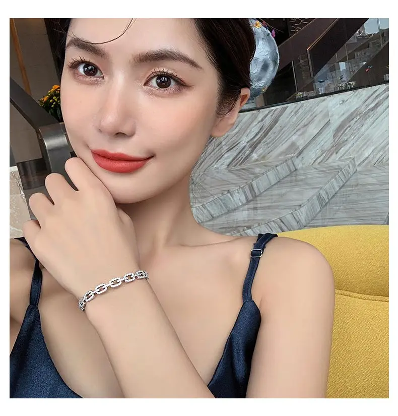 Luxuriöses, mit Mikro-Zirkonen besetztes, 18K vergoldetes Metall-Armband, elegantes Accessoire für Damen, trendiger Schmuck für Weihnachtsfeiern. – Detail 10