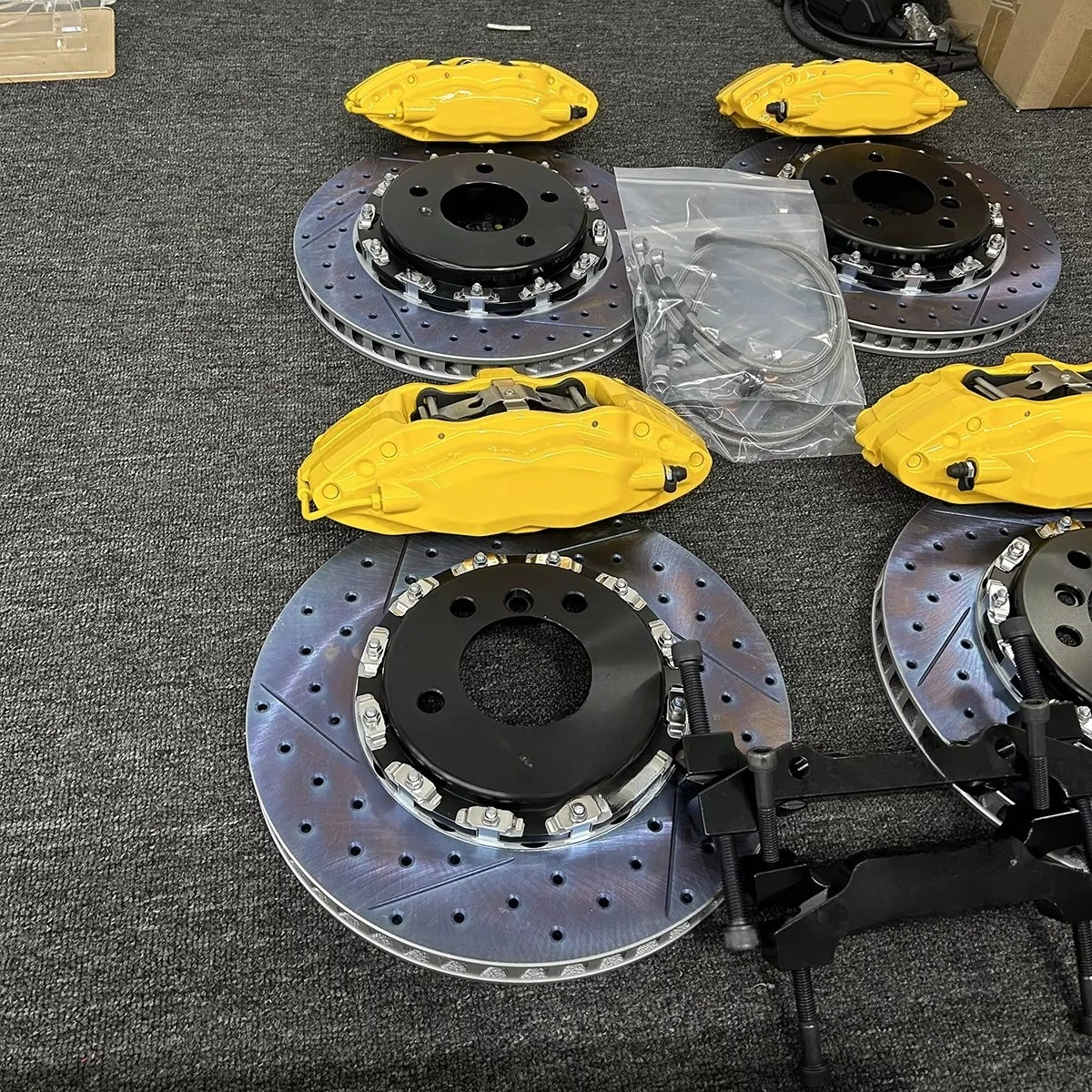 

lightweight aluminium 6-piston brake caliper set for ventilated brake discs in sports car series such as TT R8 S RS