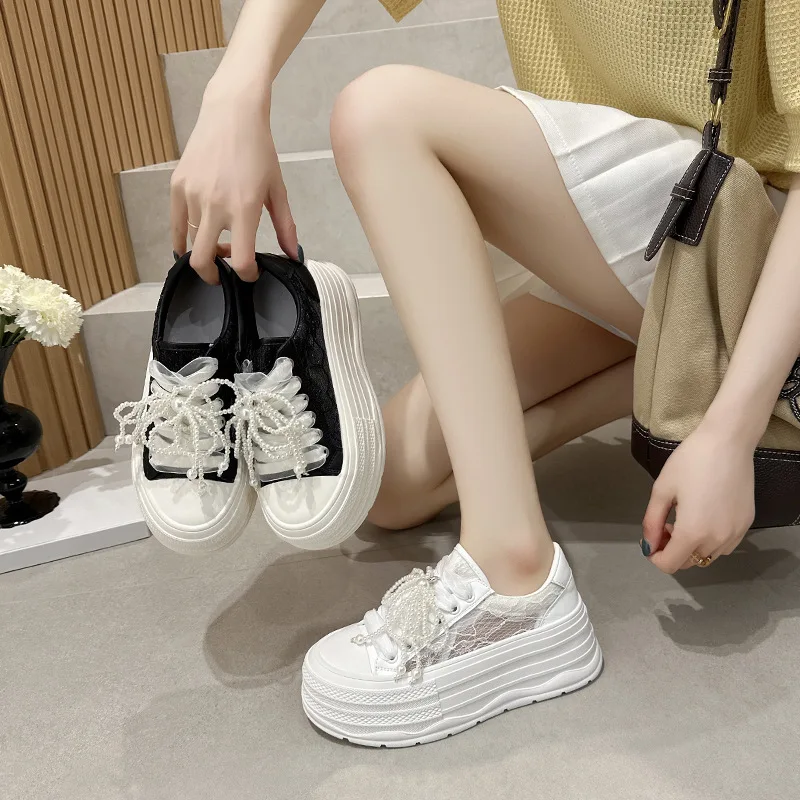 

Женские модные повседневные кеды на шнуровке с узлом, на толстой подошве с жемчужными вставками, новинка 2025 года, дышащие, летние, на резиновой подошве