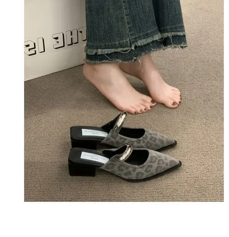2026 Neue Damen-Cover-Toe-Mules mit Metallverzierung, dicker Absatz, bequeme Street-Style-Slipper – Detail 10
