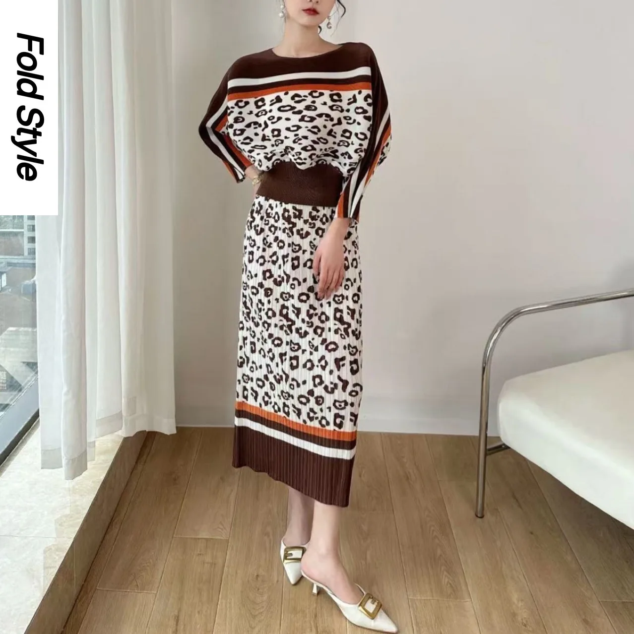 

2025 Miyake Spring Women's Suit Fashion Two-piece Set Bat Sleeve Top Folded Skirt Printed Irregular Clothing