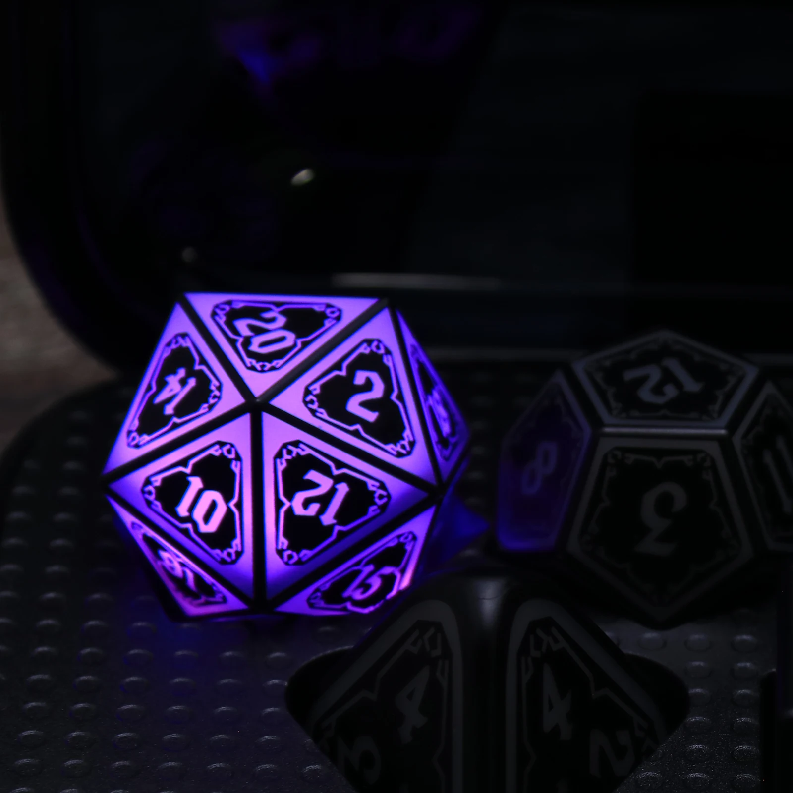 نرد LED أرجواني 7 قطع مع صندوق شحن مجموعة نرد آر بي جي متعدد السطوح للعب الأدوار لعبة الطاولة هدية الهالوين