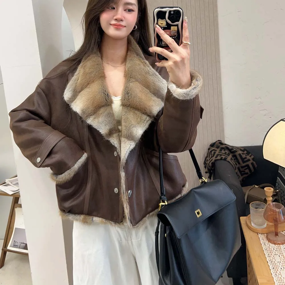 يتغلب مع السترة السفلية الجديدة لشتاء 2025 مع بطانة من ريش الإوز على معطف الفرو القصير والشبابي للنساء