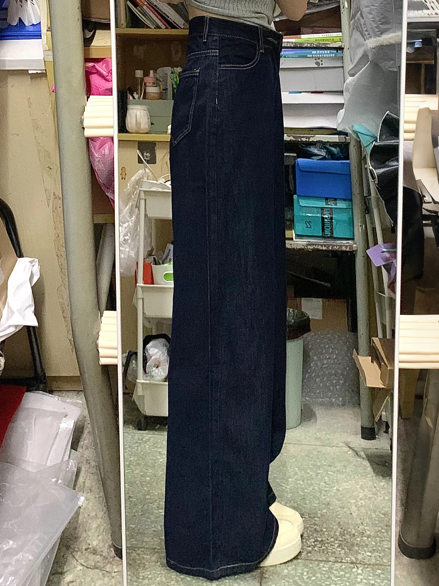 กางเกงยีนส์เอวสูงทรงหลวมขาบานสำหรับผู้หญิง สวมใส่สบาย ช่วยให้ดูผอมลง สีพื้น ไม่ยืด