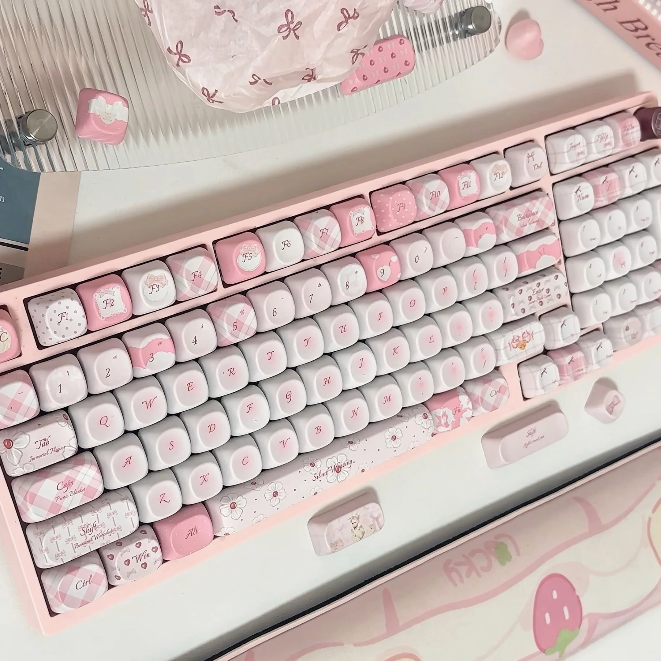 

Weaving Girl Theme Key Cap Pink Cute Key Cover PBT DYE Sublimation MOA MX Cross Axis Switch Keycap Mechanical Keyboard