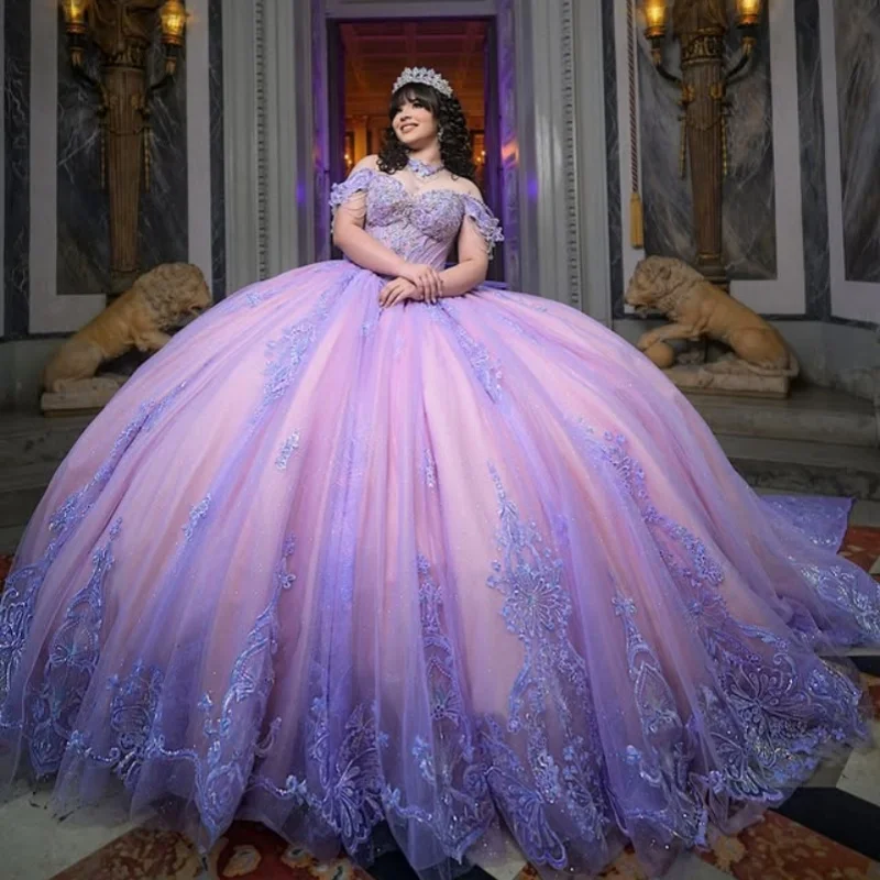ラベンダーパープルのキンセアニェーラドレス、オフショルダー、グリッターデカール、ロングテール、ビーズ刺繍、ボウ、ベスティドス・デ・15、キンセアニェーラ ﻿ カスタマイズ