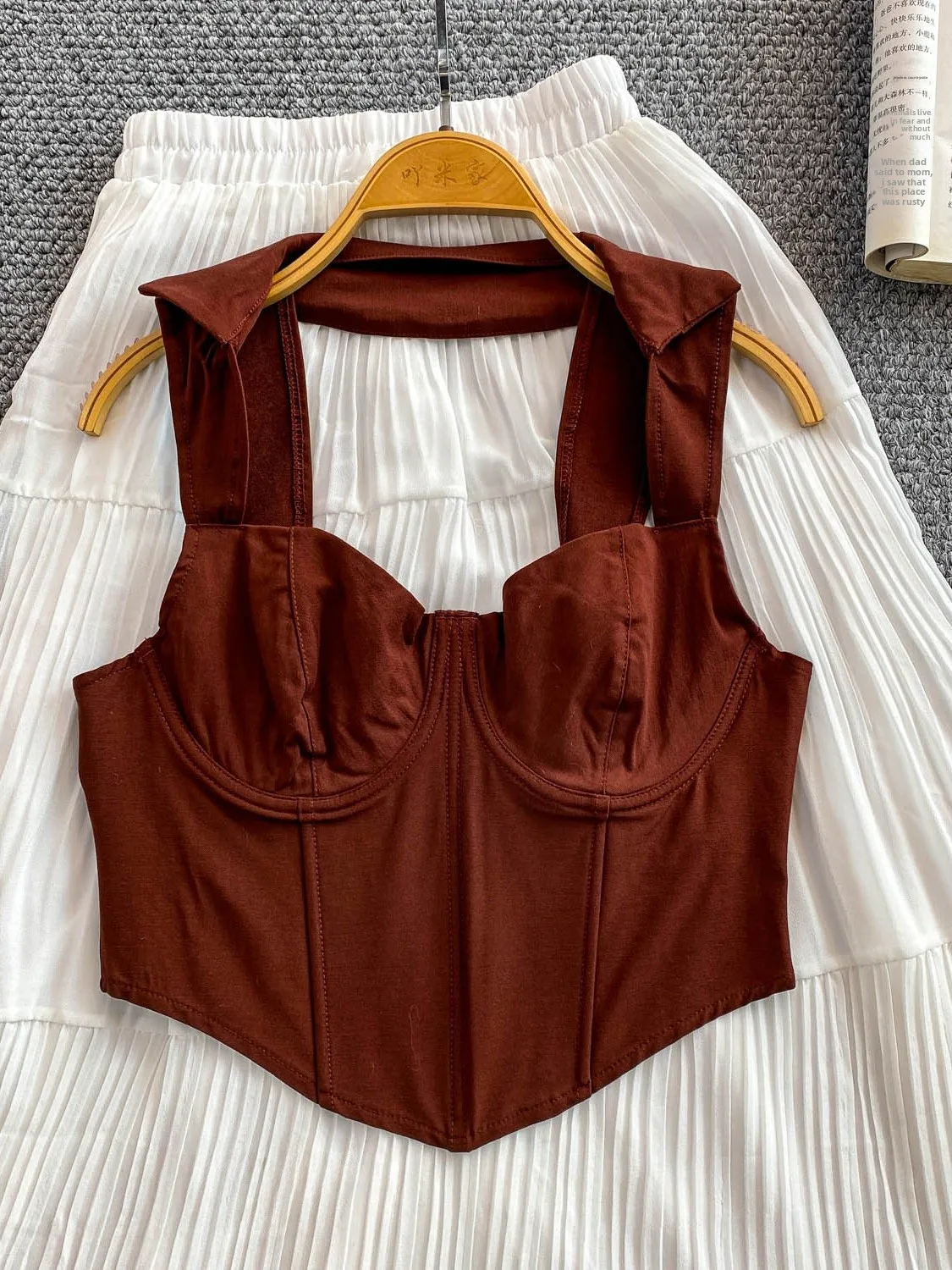 섹시한 짧은 크롭탑 여성용 스트랩 베스트 스퀘어 칼라 홀터넥 디자인 슬림핏 가슴 랩 여름 패션 트렌드