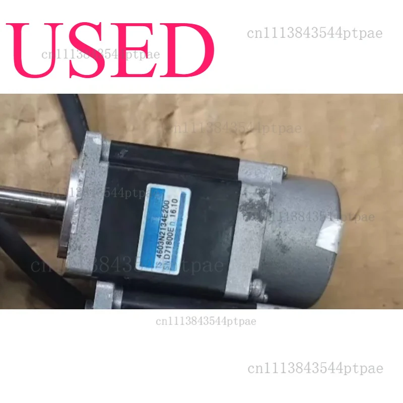 un-servomoteur-ts4603n2134e200-vitesse-nominale-3000-tr-min-triphase-ac-200v-photo-reelle-prise