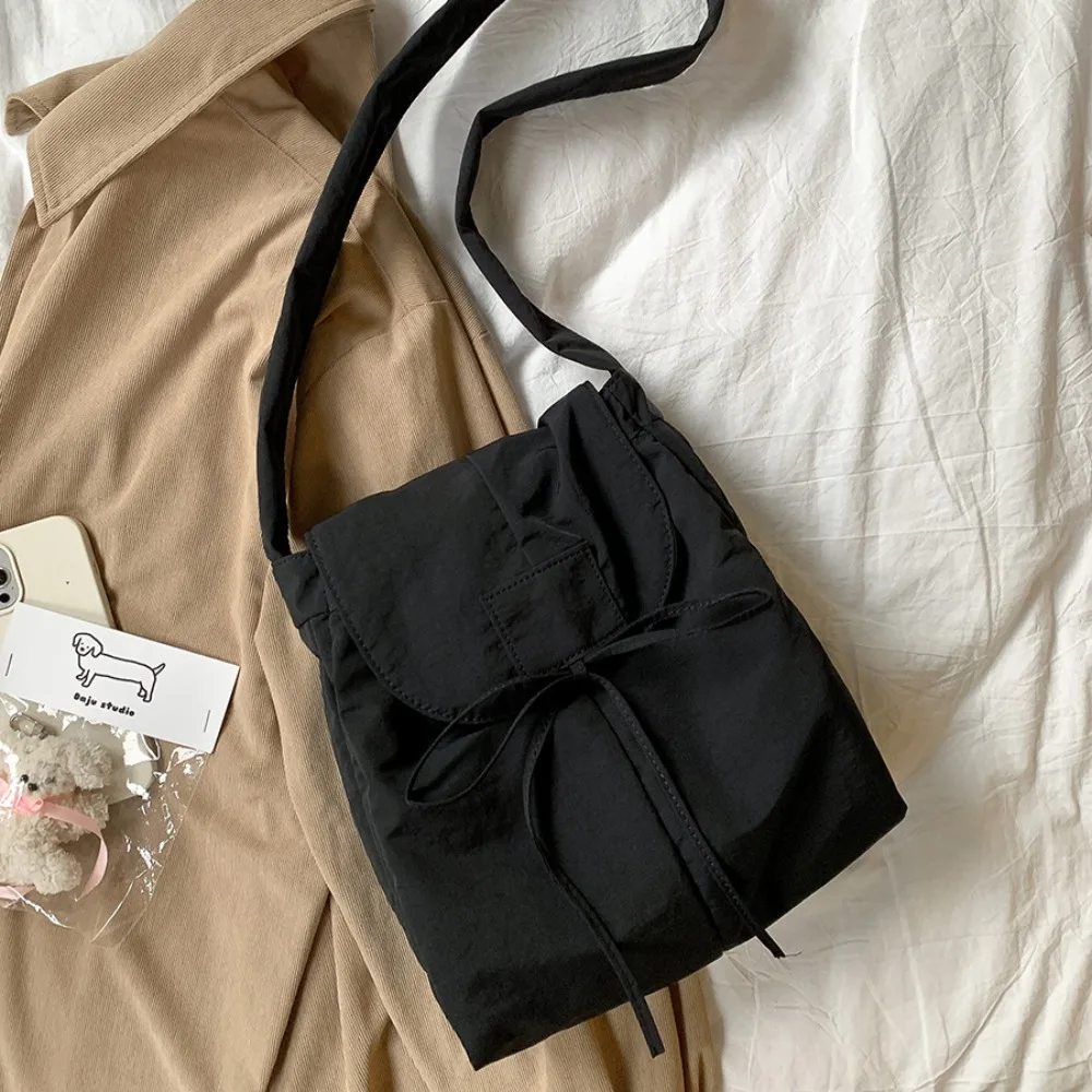 

Корейская нейлоновая сумка-кроссбоди с клапаном и бантом, большая вместимость, нишевый дизайн, легкая мягкая нейлоновая сумка-тоут, сумка на молнии через плечо для женщин