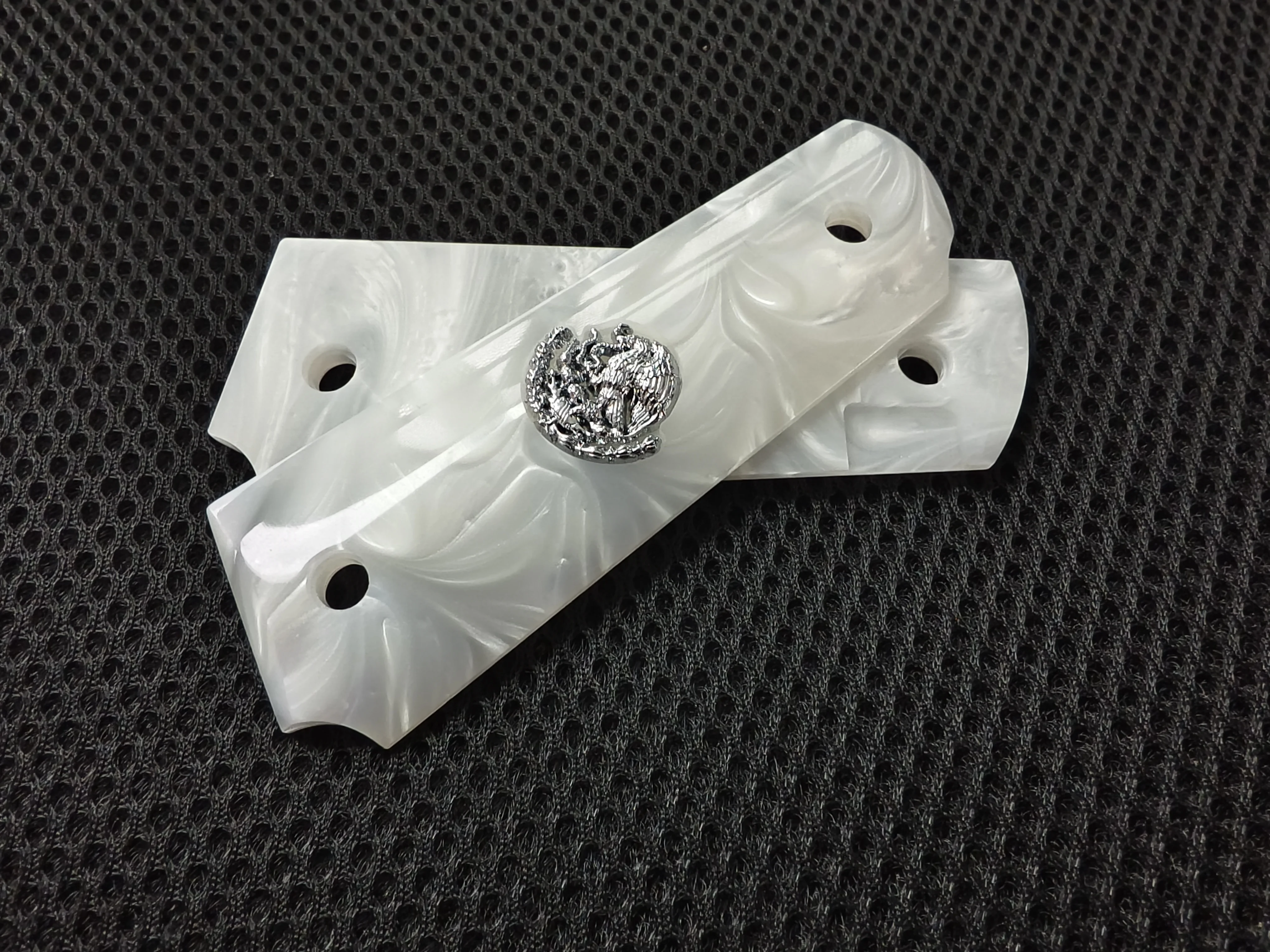 Empuñaduras 1911 de tamaño completo, color blanco perla, diseño de águila mexicana plateada, compatibles con Colt, Kimber, Springfield, Remington, Rock Island, Government Commander