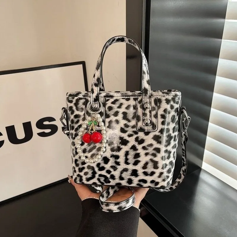 

Attractive Glamorous Tote Bag Ladies Office Commuting Work Meeting Exquisite Fashionable Chic Elegant Stylish Versatile