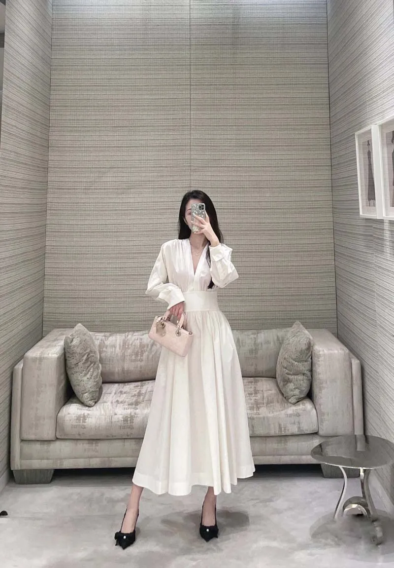 

Ladies' dress with socialite temperament, fashionable, sweet, elegant, noble and slimming, V-neck long sleeved silk long skirt