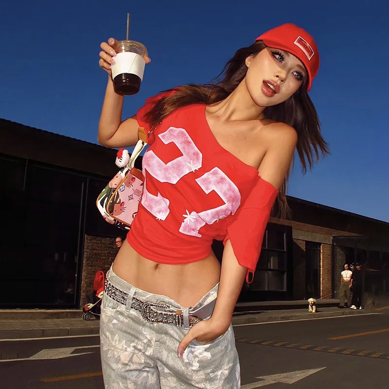 

2025 Summer New Street Style Letter Printed T Shirt Sexy Slant Neck Neck Loose Skinny Design Top