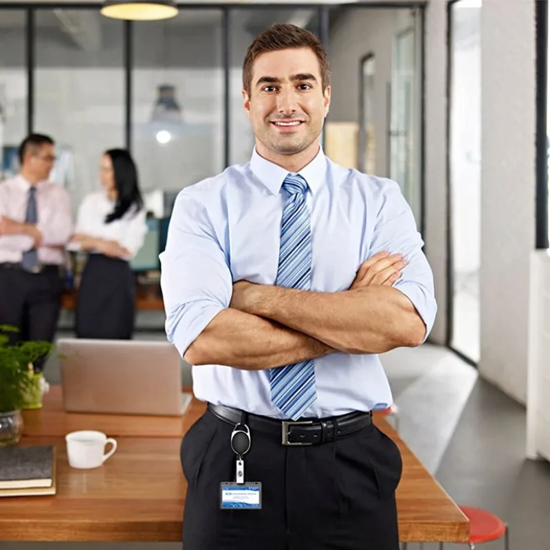 

Выдвижной брелок из цинкового сплава. Прочный пружинный зажим с кожаным ремешком. Многофункциональный зажим. Катушка для бейджа. Прочные держатели для удостоверений личности ключей.