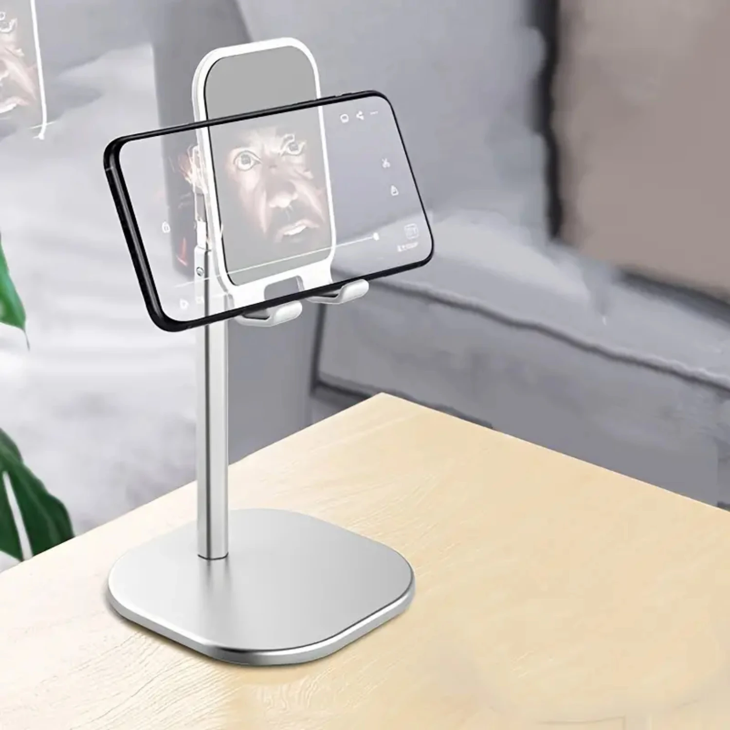 Melhore seu espaço de trabalho com este elegante suporte ajustável para celular com um design grosso e adequado para uma capa. Acesso de mesa perfeito