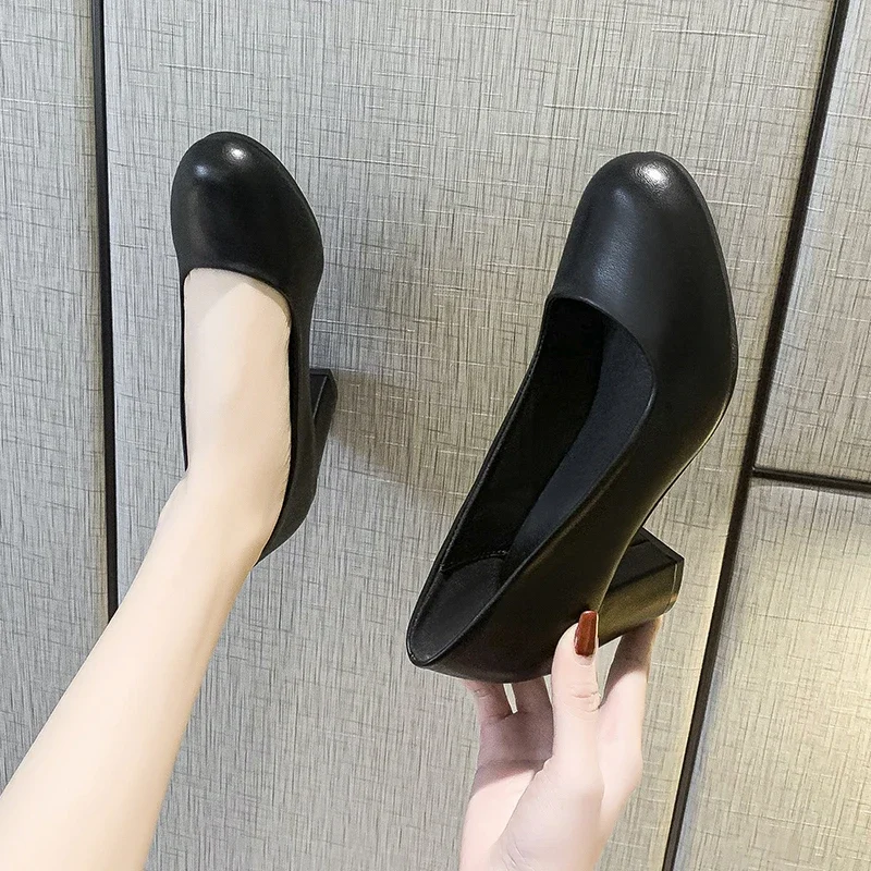 2024 Spring Autumn Large Size Single Shoes Women's Shallow Mouth Fashion Solid Color Simple and Comfortable Small Leather Shoes