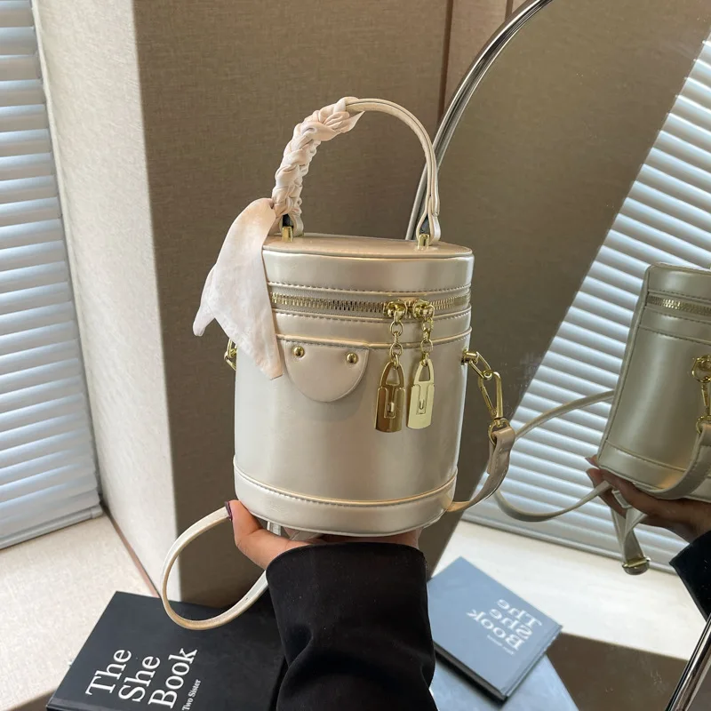 

‌Spring 2025 Retro Barrel Bag, Chic Handle & Crossbody Purse, Versatile Textured Shoulder Bag
