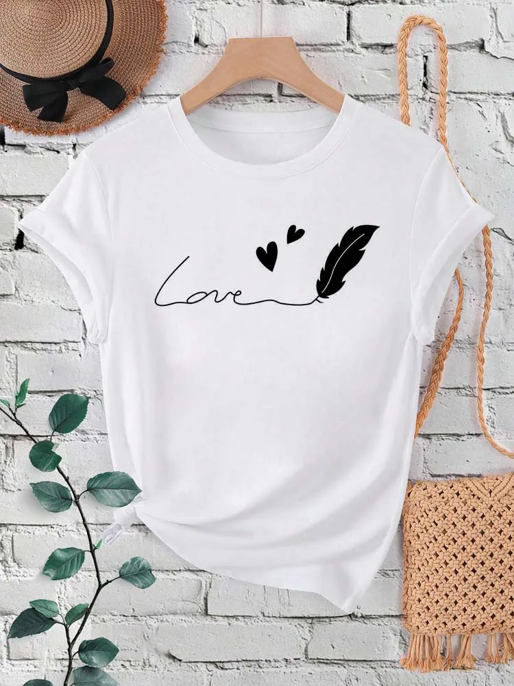 T-shirt da donna con stampa di piume di cuore d'amore alla moda T-shirt da donna con grafica streetwear T-shirt casual da donna a maniche corte