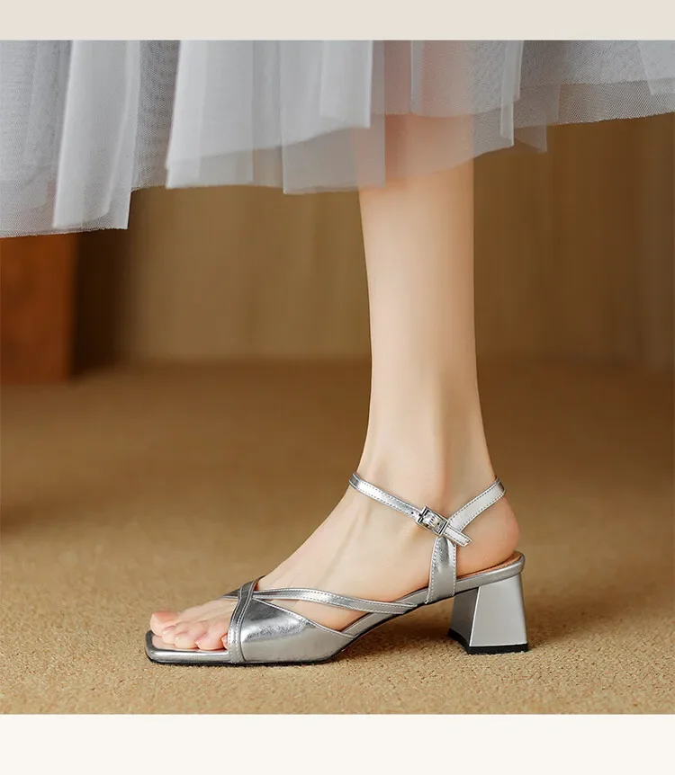 Square toe thick heel sandals have a design feel on the upper, and the new sandals are fashionable