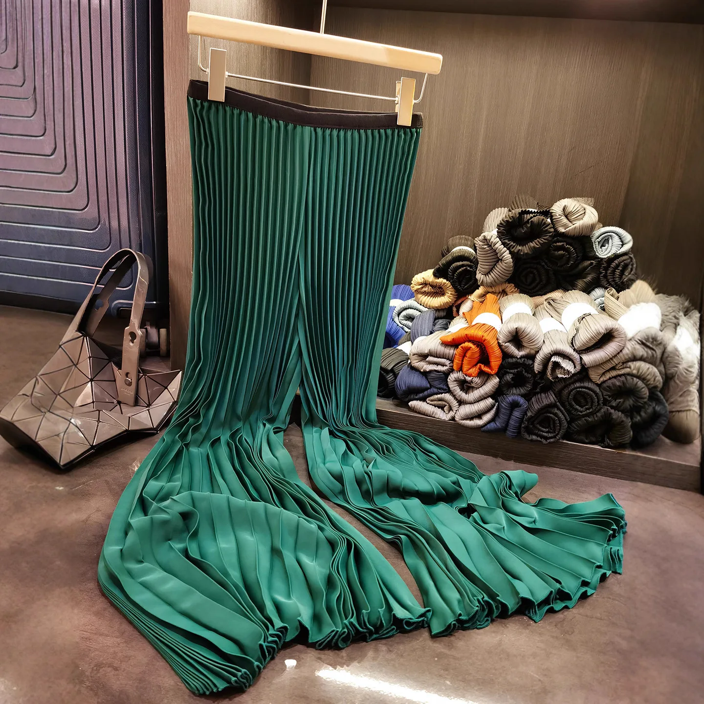 Miyake จีบกางเกงจีบ Collision บางส่วนหลวมตรงขากว้างขากางเกงสบายๆ 2025 ฤดูร้อนกางเกงหญิง