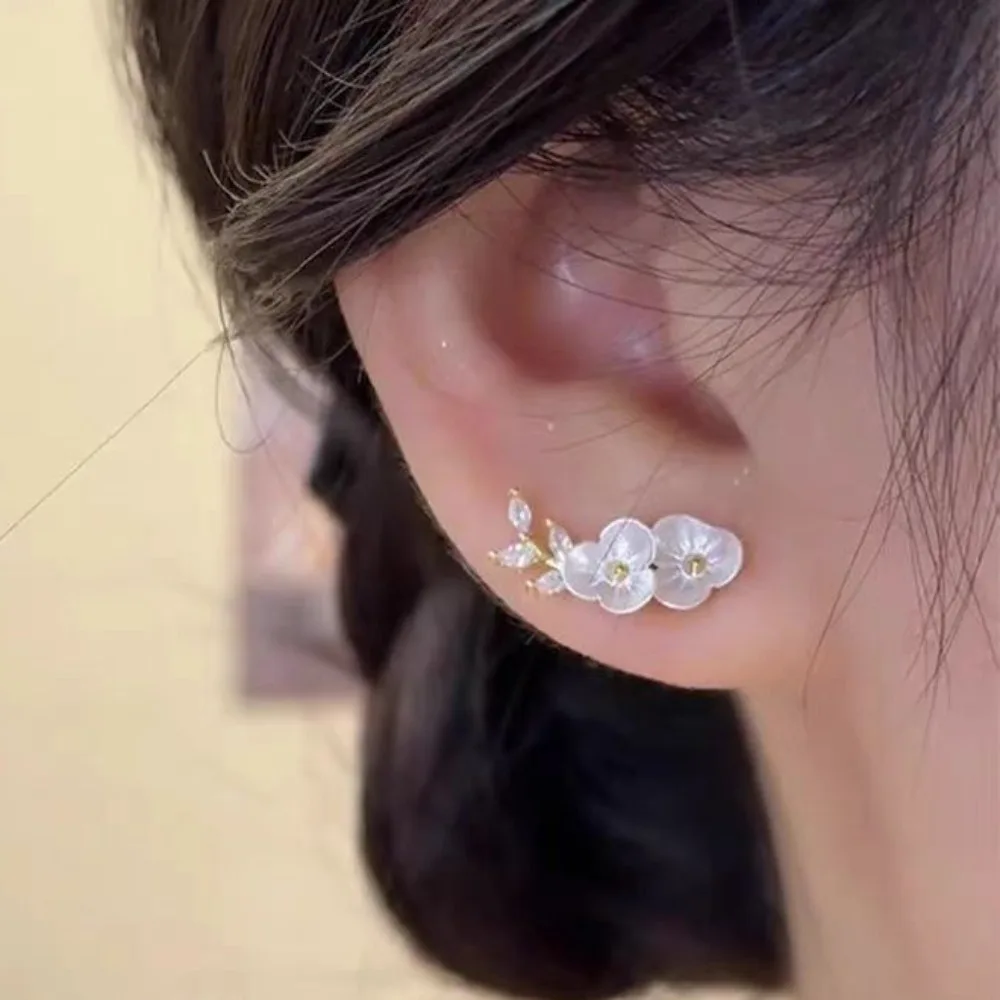 White Flower Stud Earrings for Women Girls Exquisite Crystal Petal Leaf Temperament Earrings Jewelry Accessories Gift for Friend