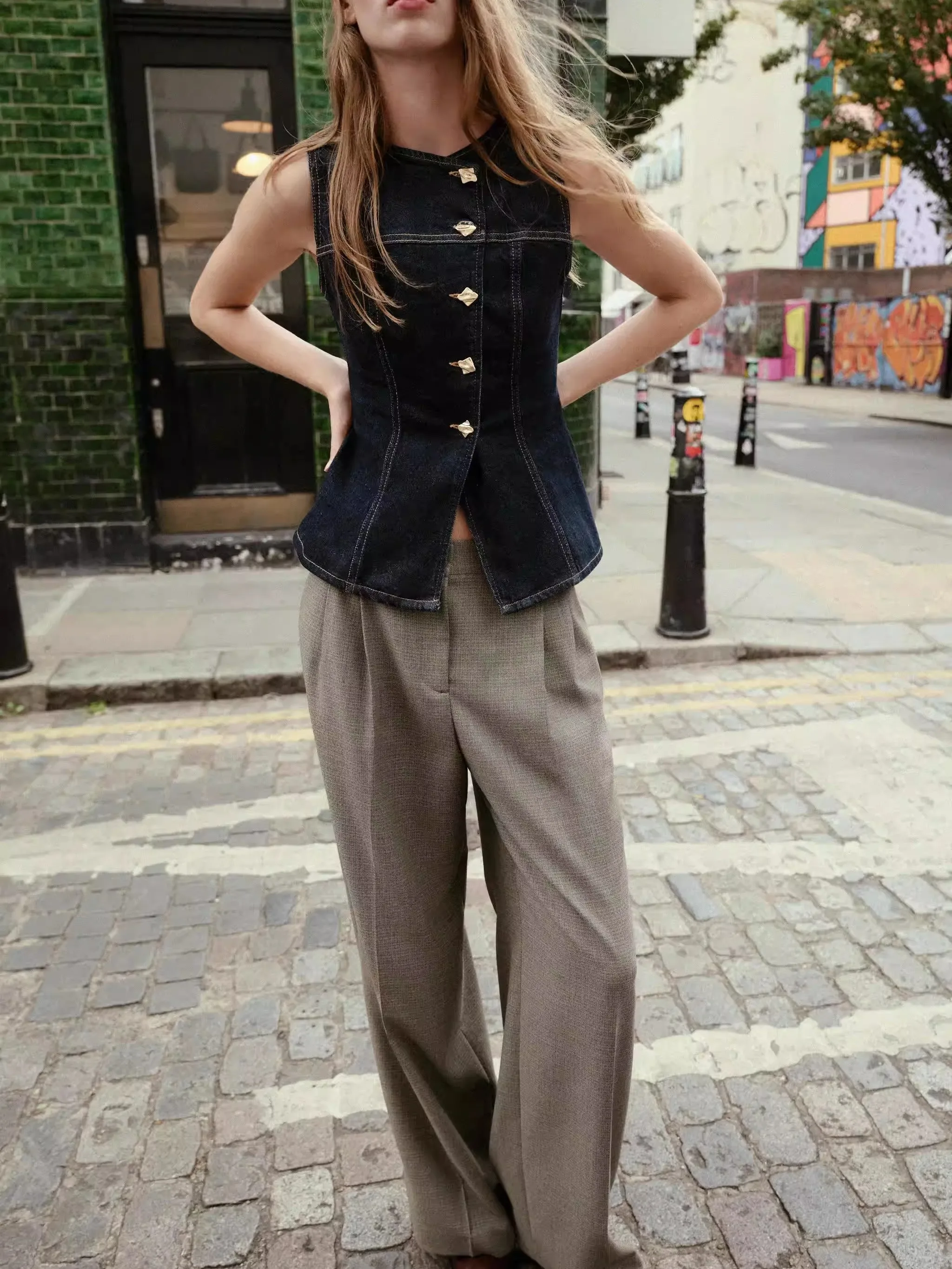 

Spring New Women's Slim Fit Denim Vest Button Decorated Sleeveless round Neck 18-25 Years Old 2026 Spring Season