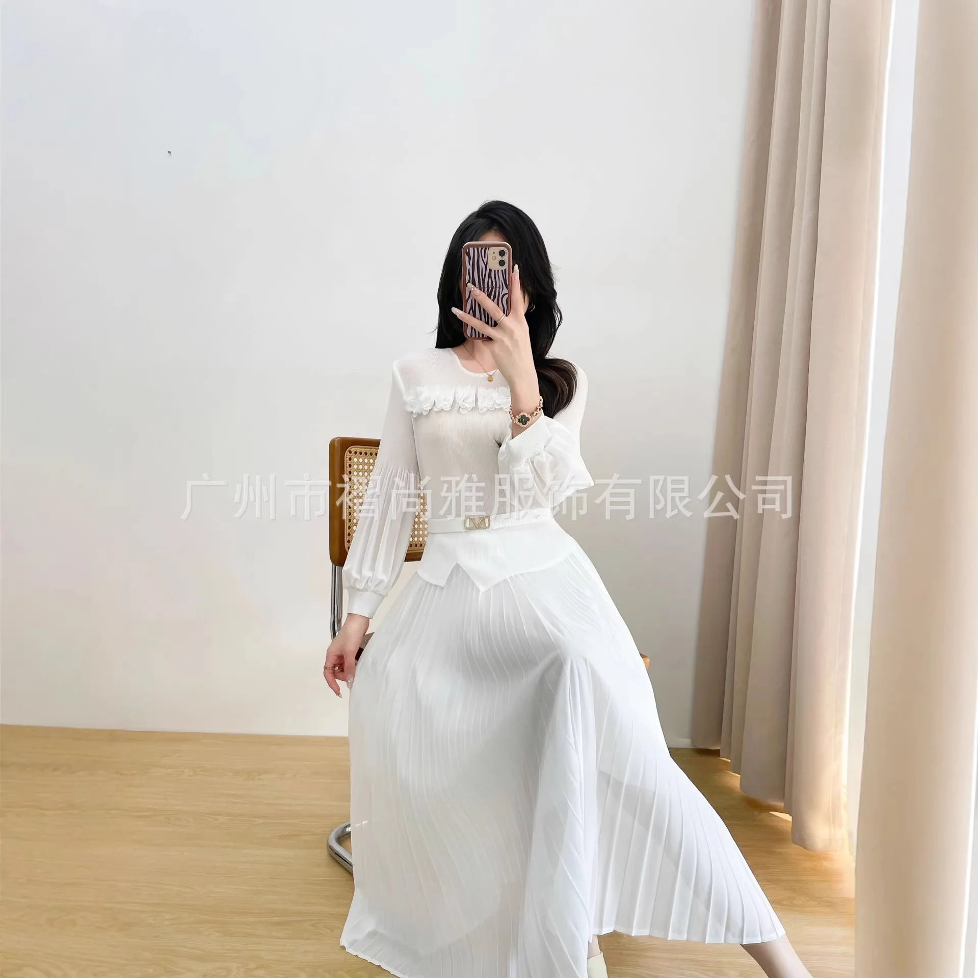 ชุดเดรสสีพื้นจีบพลีทลายดอกไม้สามมิติหนักแน่น คอลเลคชั่นฤดูหนาว 2025 ของมิยาเกะ กระโปรงทรงเอเข้ารูปช่วงเอว ดีไซน์เรียบหรู