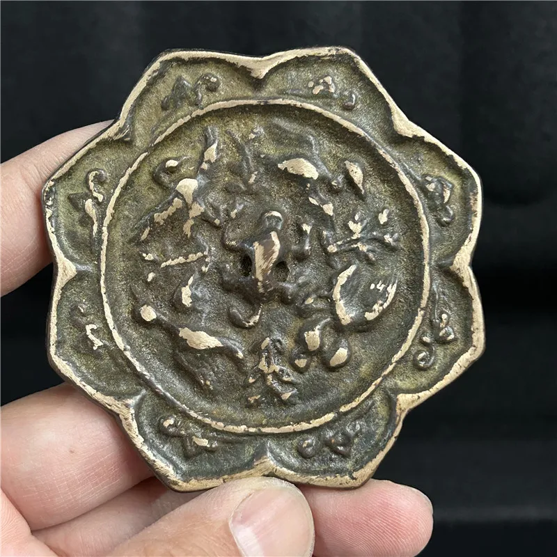 

Bronze handicrafts in the Han Dynasty are exquisite, green rust, gilt lotus, birds and beasts, and bronze mirrors are mellow