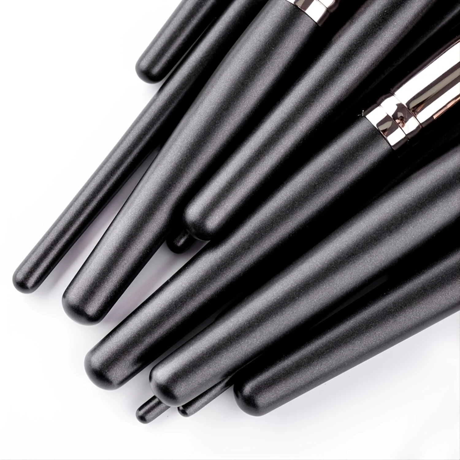 ชุดแปรงแต่งหน้ามืออาชีพ 15 ชิ้นพร้อมผมสังเคราะห์นุ่มและซองหนัง PU