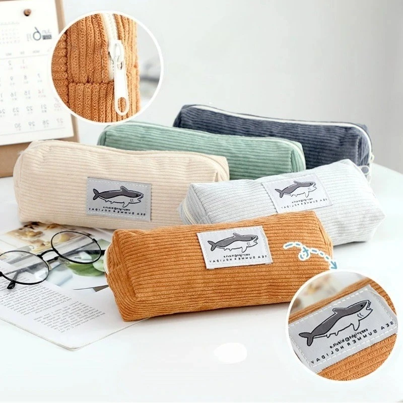 

Косметичка-органайзер на молнии в корейском стиле для кистей для макияжа и помад, большая вместимость, мультяшный дизайн с акулой, для канцелярских принадлежностей и косметики