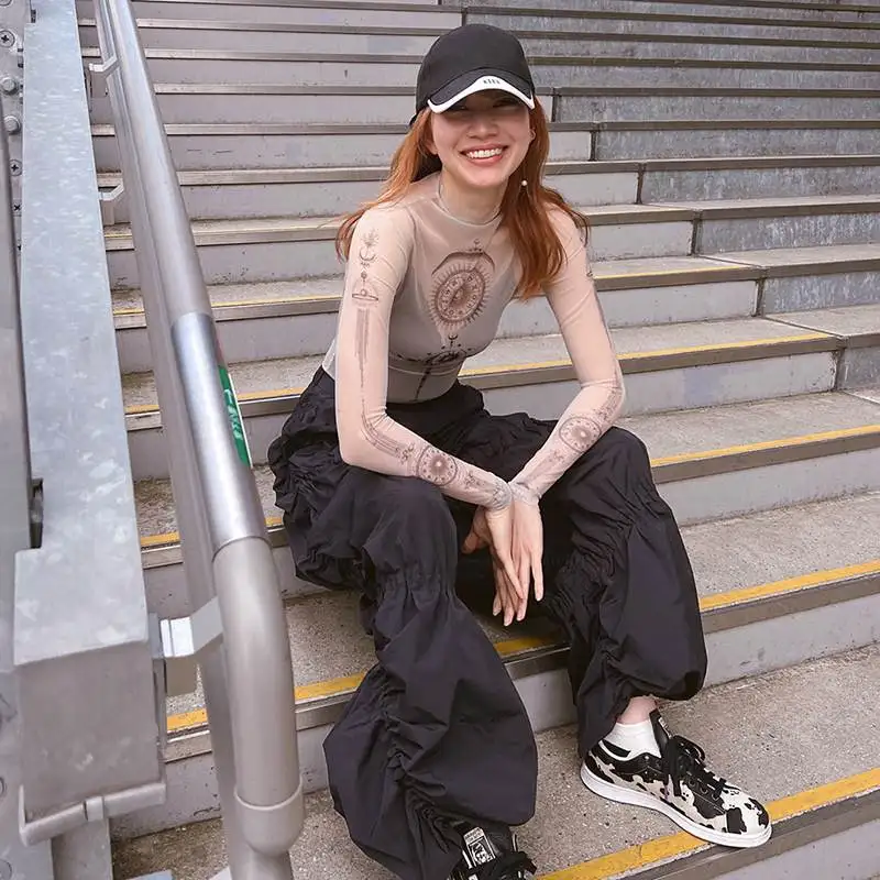 Camiseta Feminina Slim Fit Longa com Estampa, Confortável e Respirável em Poliéster, Casual para Mulheres