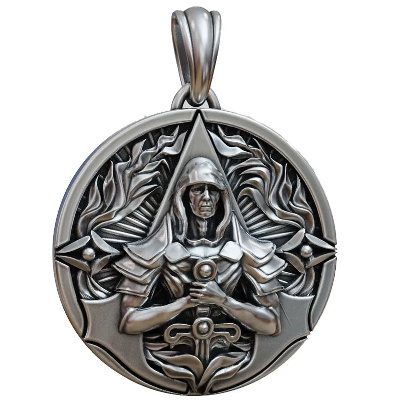 

21g A blade hidden in the sleeve a creed hung around the neck This 925 silver pendant reimagines the Assassin's emblem through