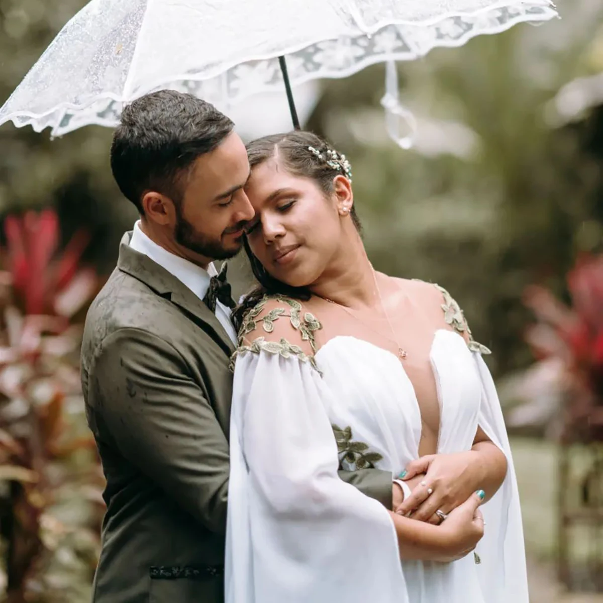 Abito da sposa personalizzato con maniche lunghe a mantella Plus Size Abiti da sposa da giardino con foglie verdi senza schienale in chiffon con spacco sulle gambe e scollo a cuore