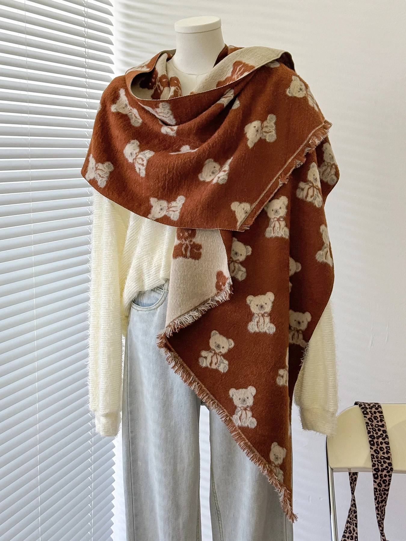 شال نسائي فاخر من الكشمير الصناعي لطيف تيدي بير طباعة شتاء التفاف مع شرابات الباشمينا باندانا نمط لعام 2025