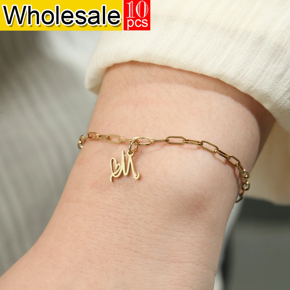 Pulsera de acero inoxidable dorada de estilo minimalista para mujer, colgante con 26 letras artísticas, joyería de moda de verano, regalo de cumpleaños, 10 piezas