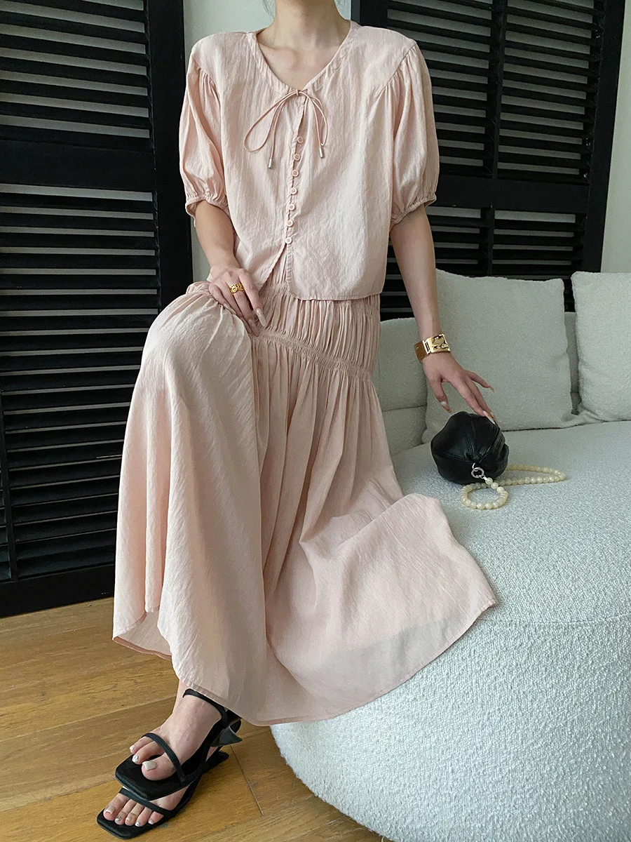 Sommerliches Damen-Set: Lässiges, einfarbiges, französisches Spitzenhemd mit kurzen Ärmeln und plissiertem, elastischem Rock mit hoher Taille – Detail 21