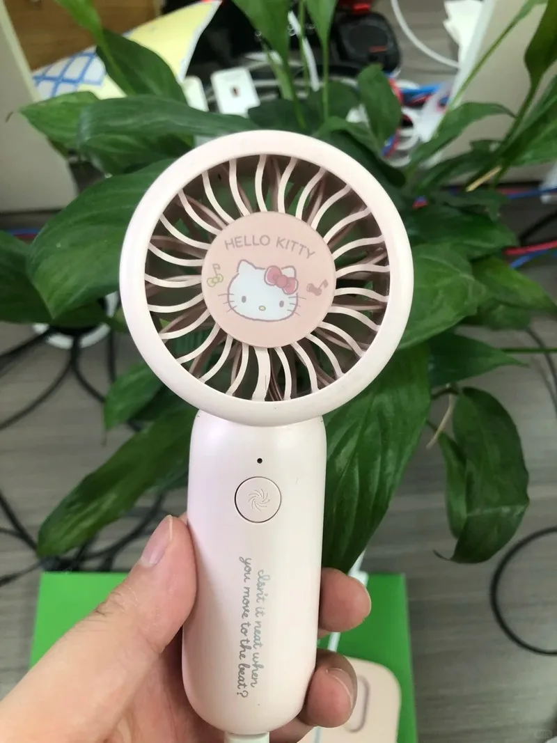 Miniso Turbocompresso Mini Turbo Palmare Piccolo Ventilatore Usb Silenzioso Studente da Ufficio Kuromi Melody Cinnamoroll Regalo di Compleanno