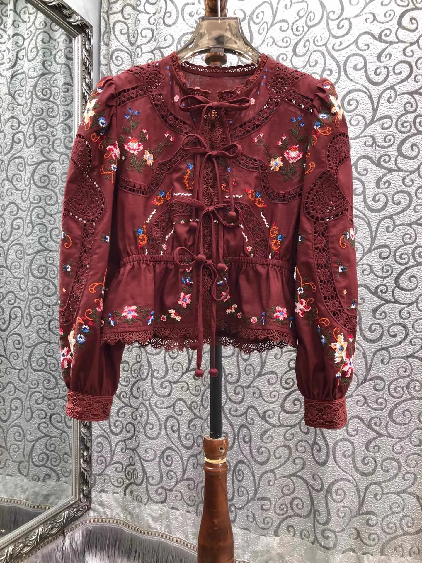 高品質な新作ブラウスシャツ 2025年秋 レディース 透かし彫りレース刺繍 長袖 ダークブルー ワインレッド コットンリネンシャツ